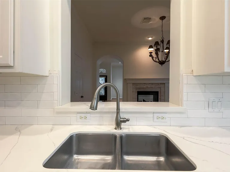 13647 Brookbluff Ln — Photo 22