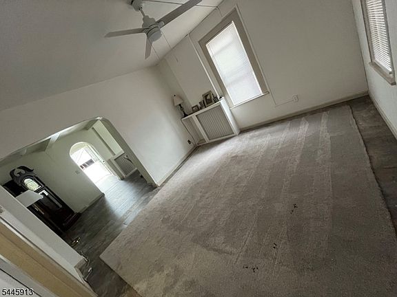 5th image of 218 W 2Nd St