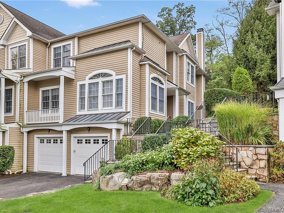 7 Hopkins Ln