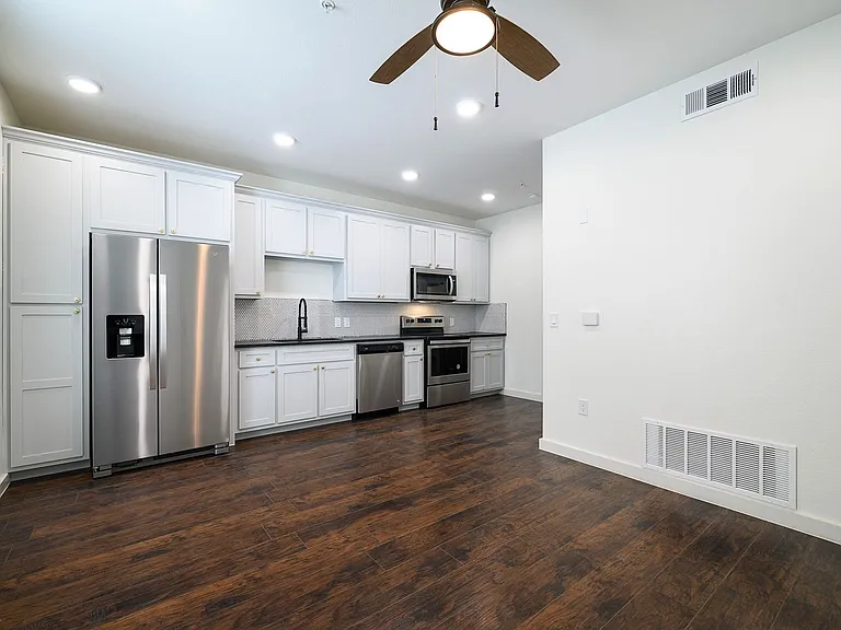 3120 Cockrell — Photo 3