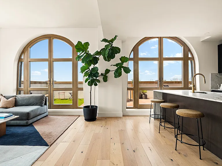 229 9th St #Penthouse 8A — Photo 2