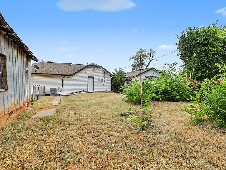 537 SW 46th St — Photo 32