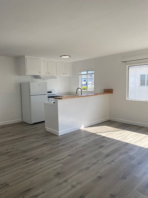 Large Living Room, Open Concept Kitchen with Bar Countertop