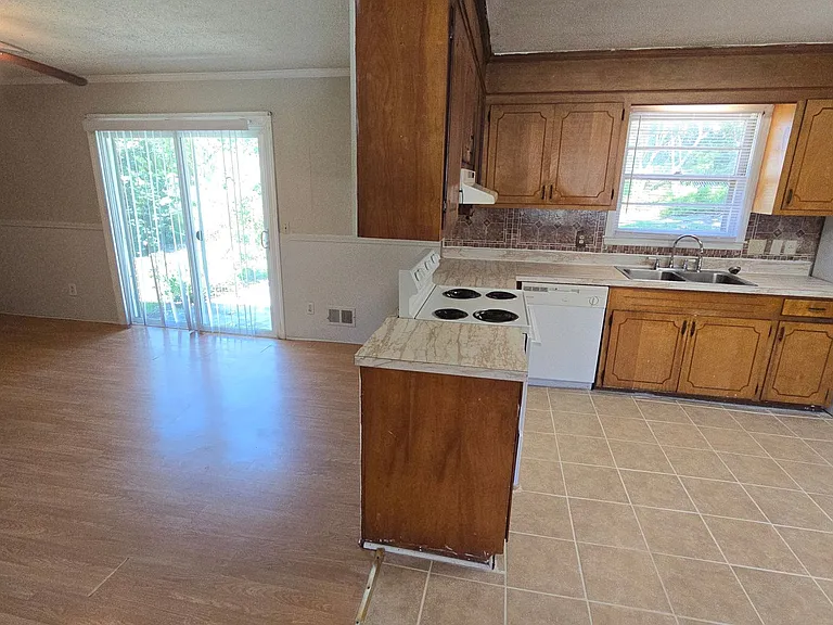 2233 Windsor Dr — Photo 10