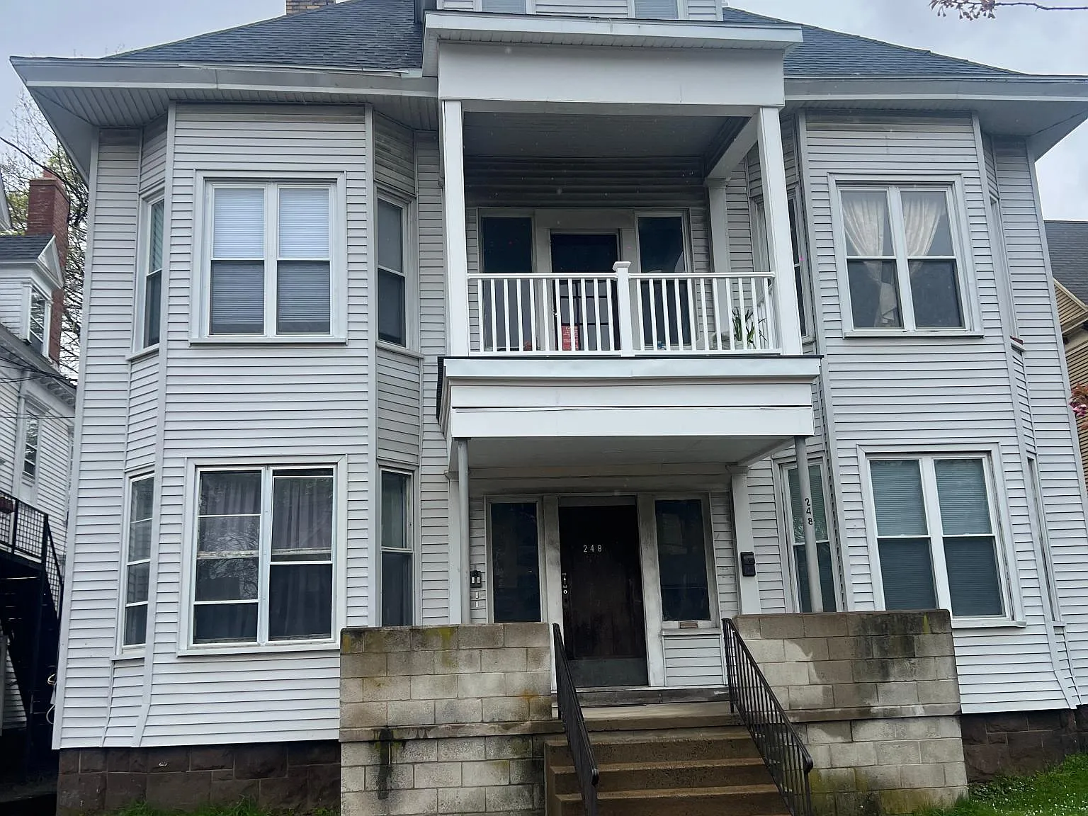3 bed, 1300 sqft, $2,300 — Photo 1