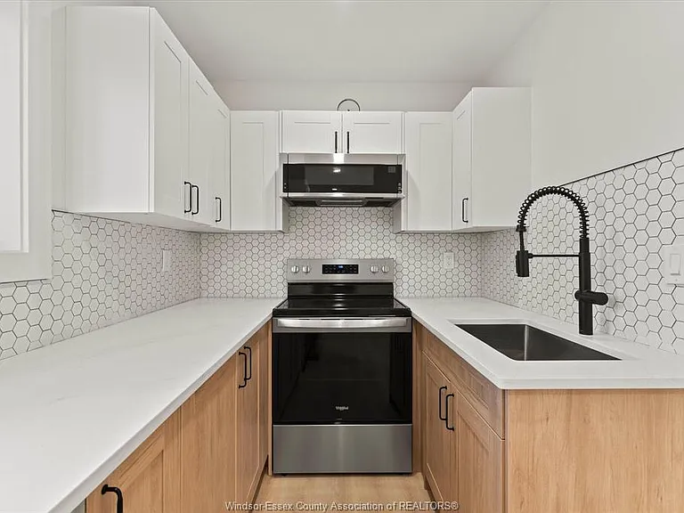 557 Elinor St — Photo 9