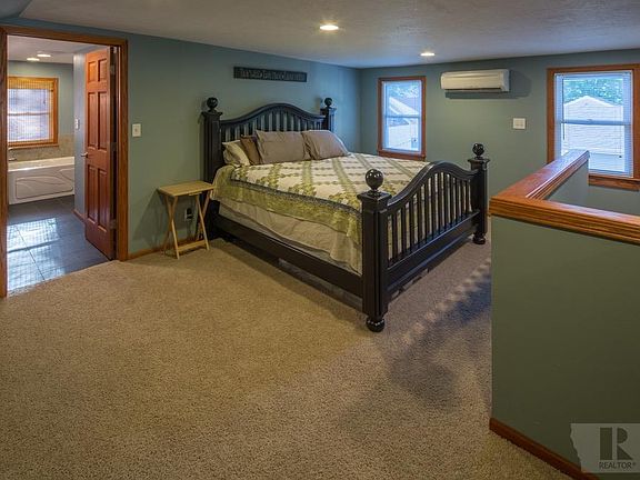 4th image of 740 11th St NE