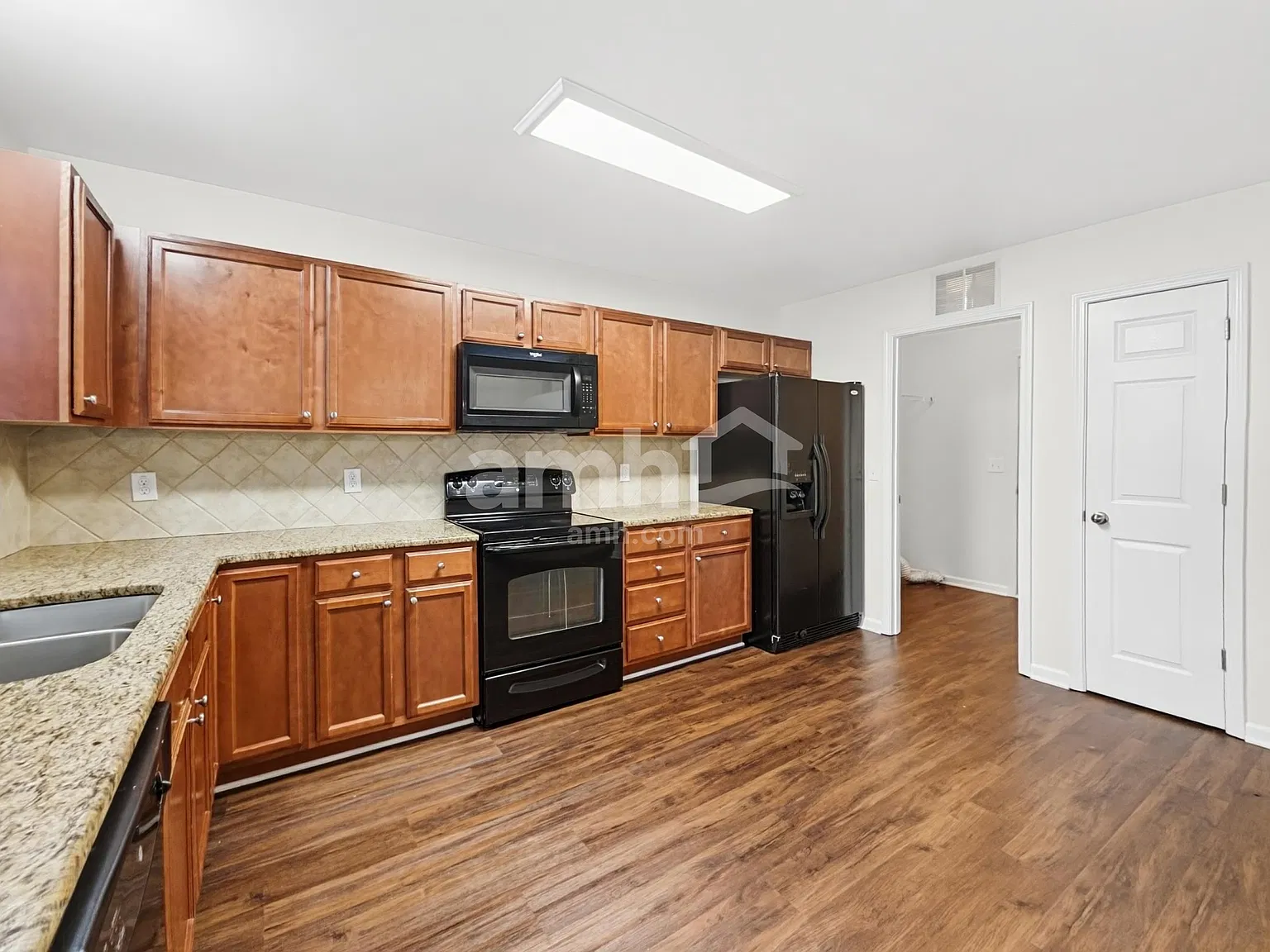 3 bed, 2.5 bath, 1610 sqft, $1,905 — Photo 3