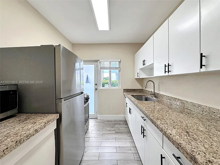 965 Bay Dr #2 — Photo 9