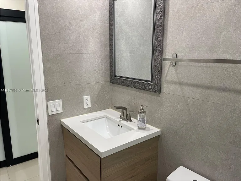5002 Sheridan St — Photo 12