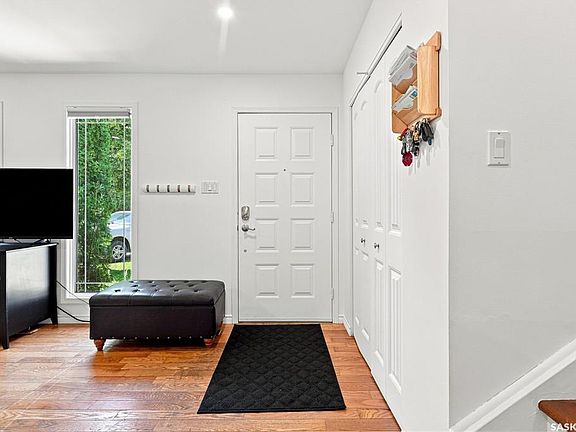 2nd image of 210 Frobisher CRESCENT