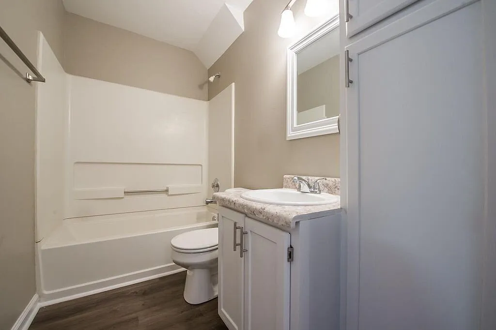 4 bed, 3.0 bath, 1280 sqft, $1,450 — Photo 2