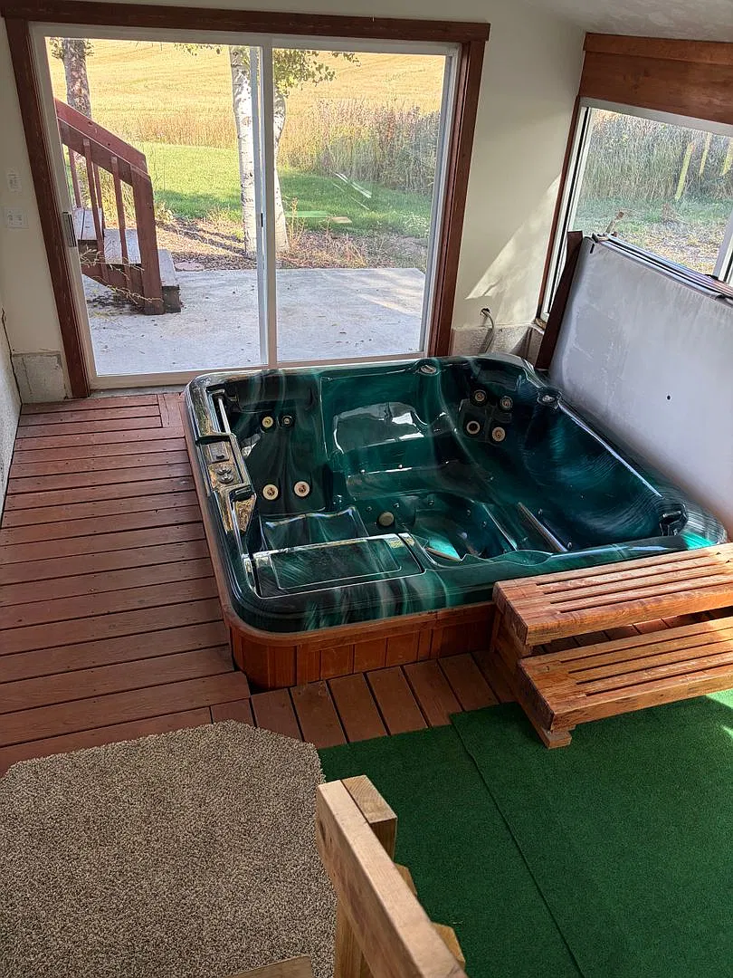 Spacious 6-bedroom, 3-bathroom home with breathtaking views — Photo 4