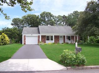 19 Hillsdale Ln, Coram, NY 11727