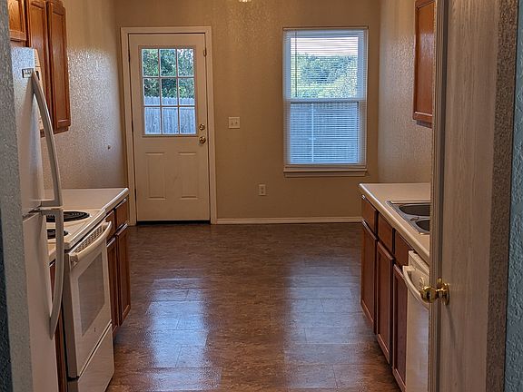 4th image of 905 SW 153rd St