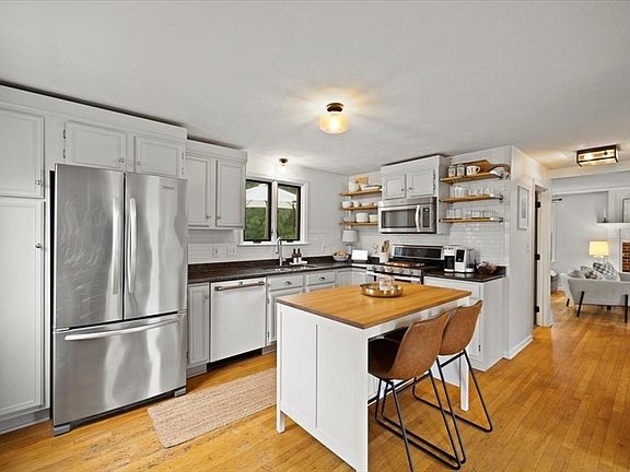 3rd image of 15 Ashford Ln