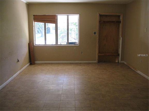 3rd image of 2318 Fontainebleau Dr