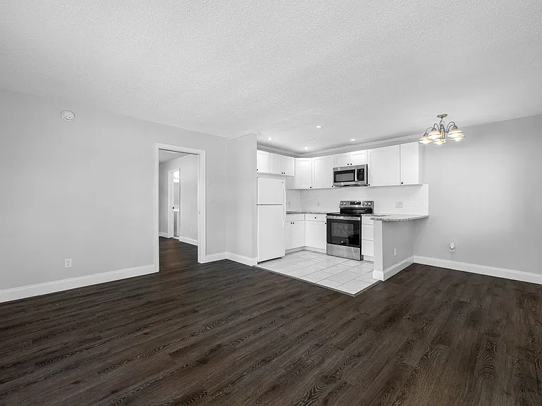 1200 Beach Dr NE — Photo 2