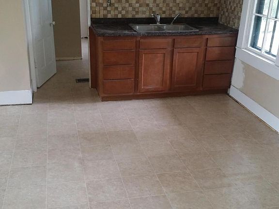 3rd image of 1139 Division St Floor 1