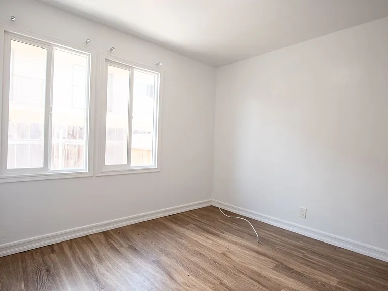 320 G St — Photo 8