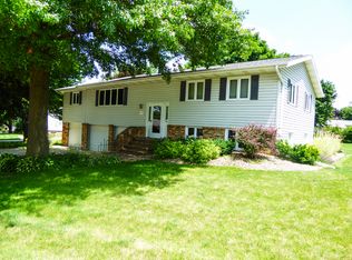 1408 Meadow Brook Ln, Waverly, IA 50677