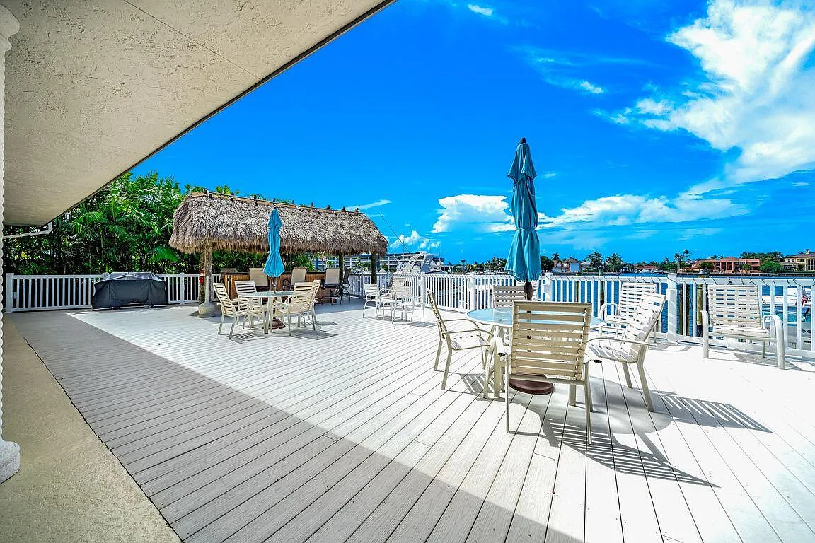 30 Pelican Pointe Dr — Photo 4