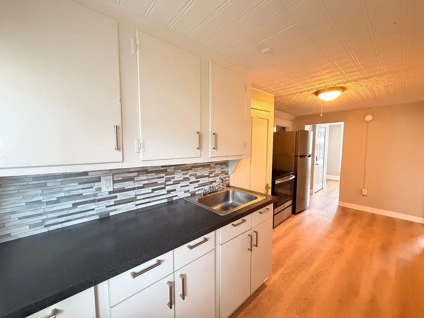 1 bed, 1.0 bath, 553 sqft, $1,550 — Photo 2
