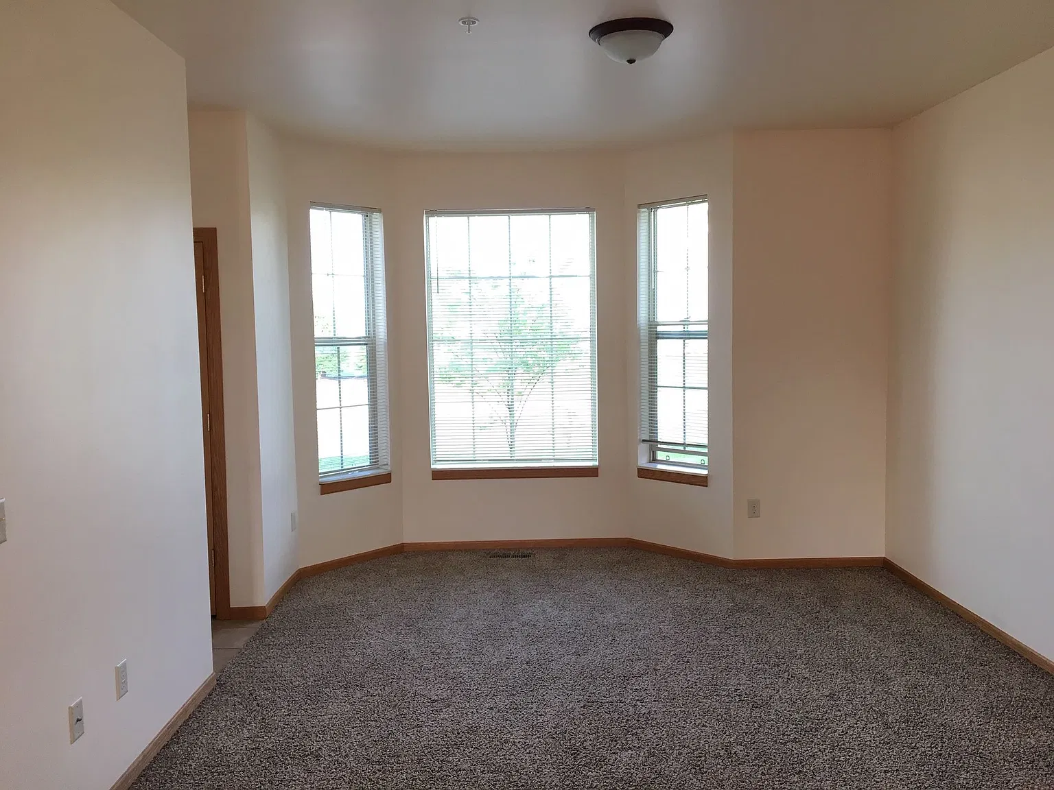 Sunny 3-bedroom townhouse available now! — Photo 2