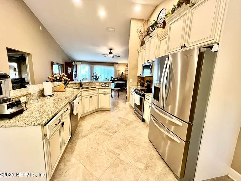 1024 Ardmore St — Photo 13