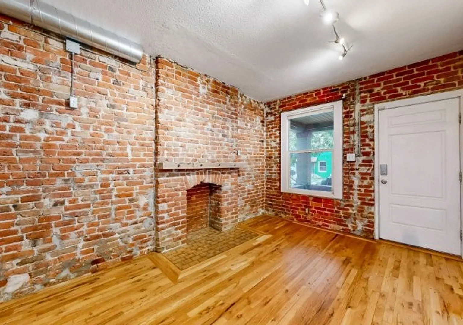 Hip end unit 2 bed/1 bath, 1 parking space, w/d included — Photo 3