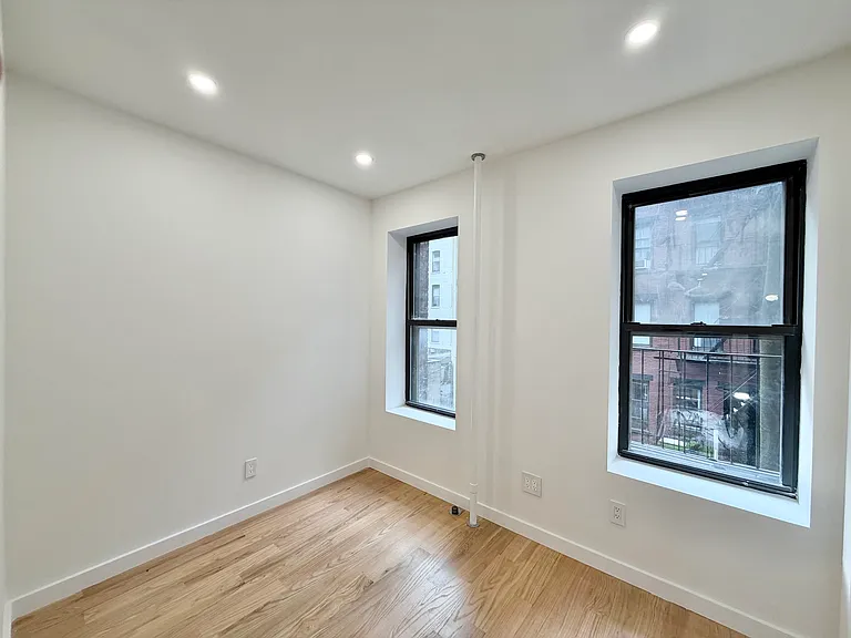 124 E 4th St #7 — Photo 5