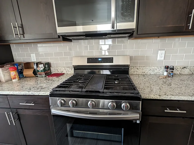 Nice gas range and built in microwave.