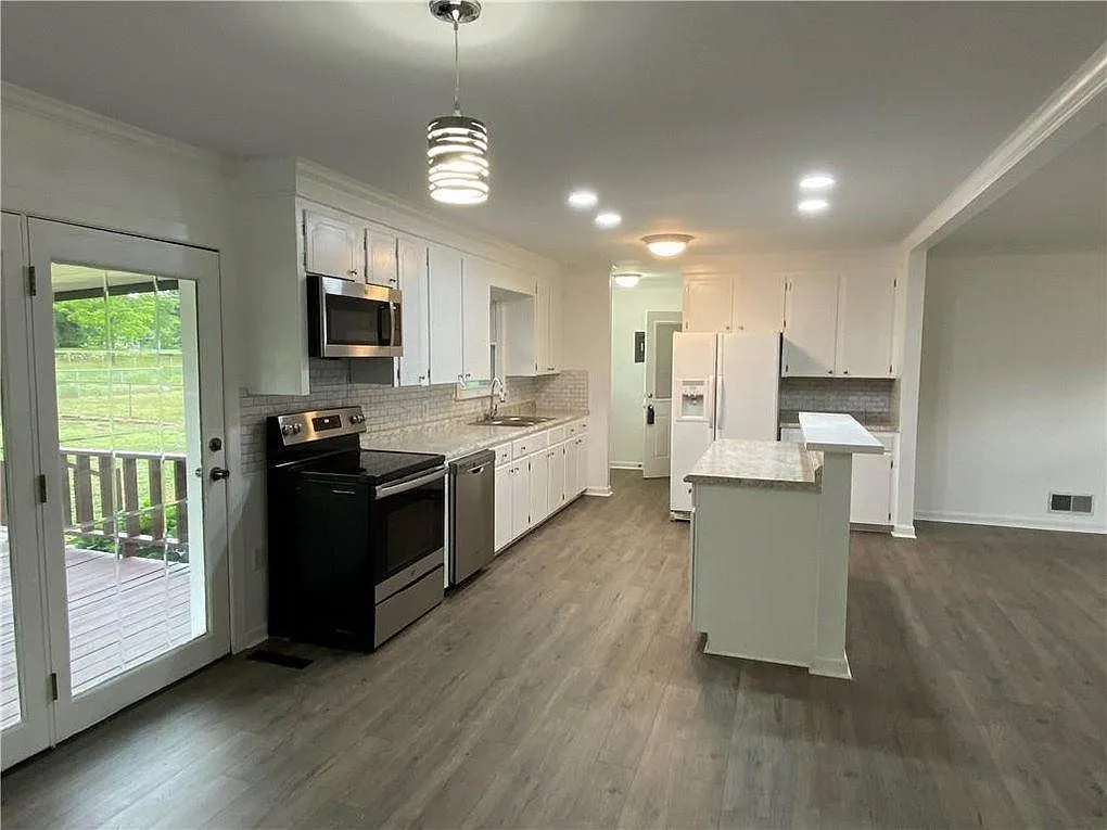 207 Corning St — Photo 2