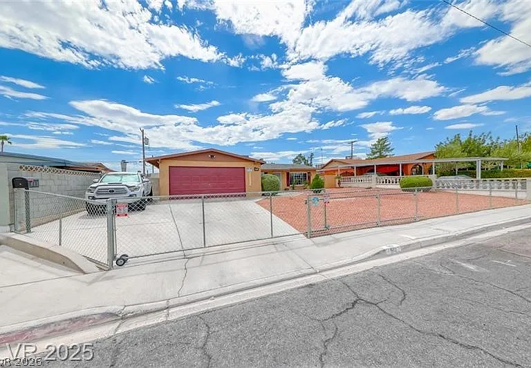 861 E Hacienda Ave — Photo 2
