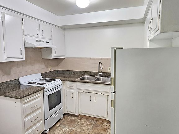 2nd image of 2026 E St APT 3