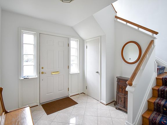 This fully-furnished second-floor unit in desirable Grosse Pointe is Available December 1.