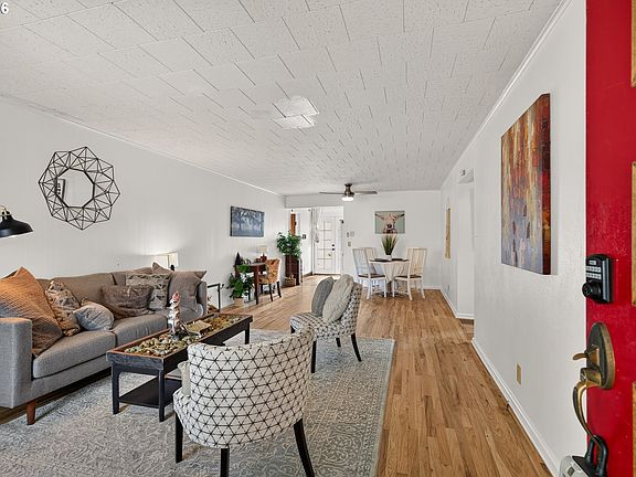 4th image of 615 NE Hill St