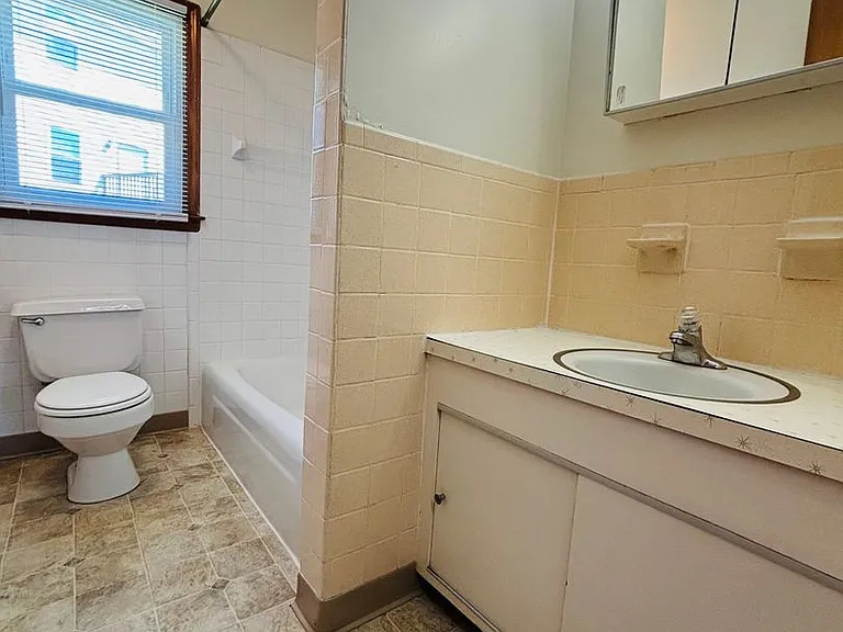 2 Bedroom, 1 Bath Apartment — Photo 25