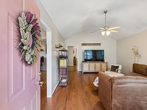 4th image of 807 Jonathan Dr