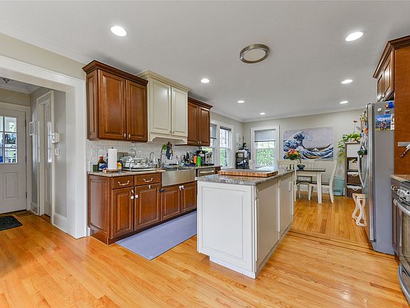 5th image of 16 Union Ave