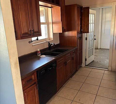 5th image of 321 NE Genesee Avenue