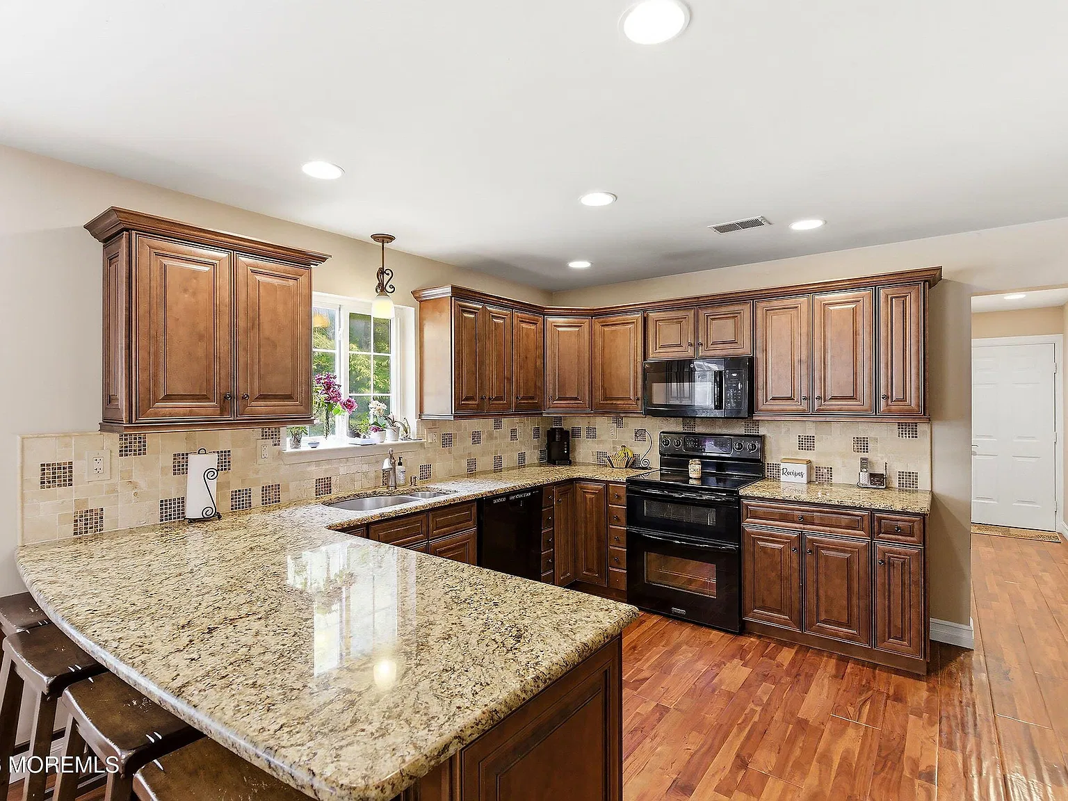 5 bed, 3296 sqft, $4,500 — Photo 3