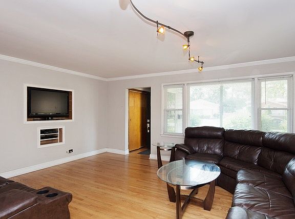 3rd image of 4832 W 91st St