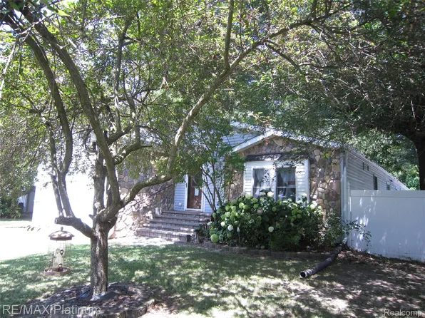 5673 Chippewa Dr, Howell, MI 48843
