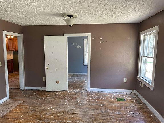 5th image of 852 Hancock St