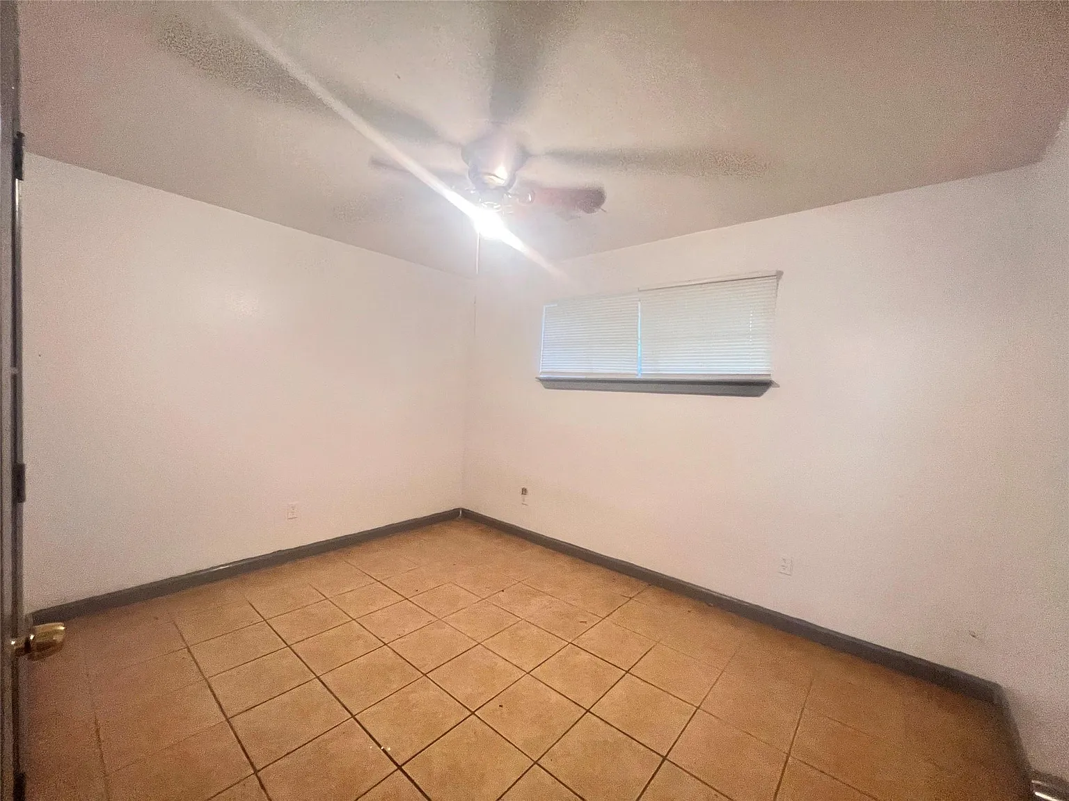 2 bed, 1.0 bath, 720 sqft, $890 — Photo 2