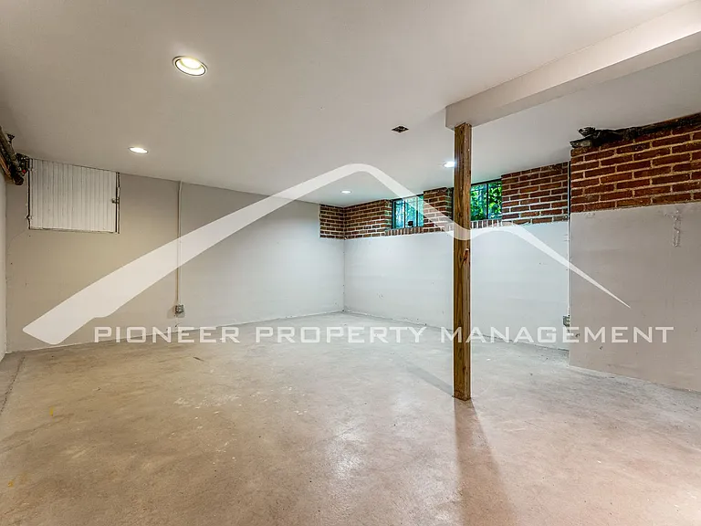2324 Stuart St — Photo 22