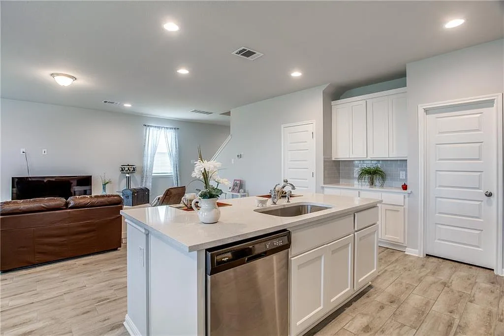 4 bed, 2468 sqft, $1,999 — Photo 1