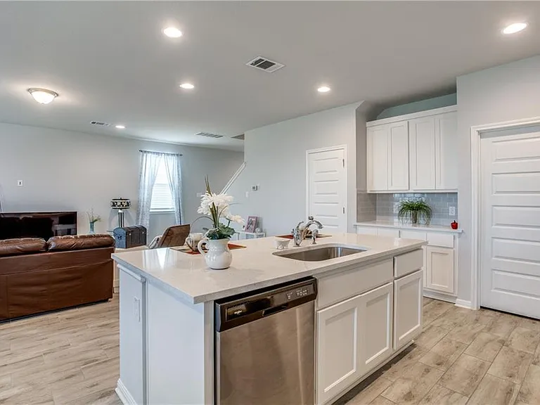 121 Quiet Man Dr — Photo 1