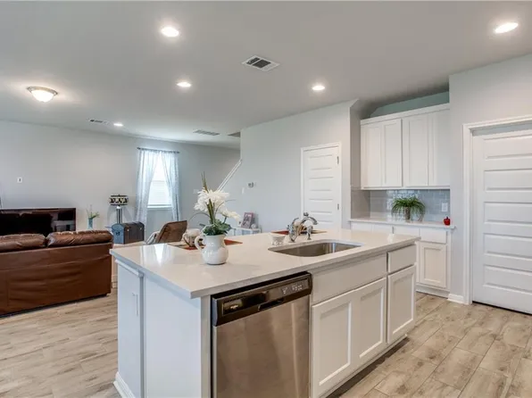 121 Quiet Man Dr, Jarrell, TX 76537